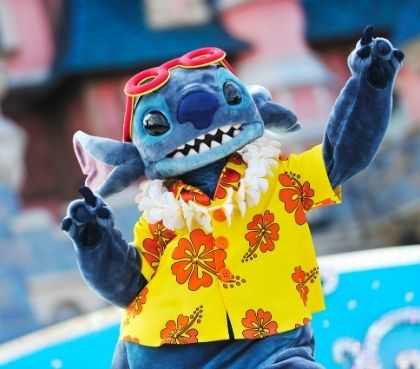 Sfeervolle ontmoeting met Stitch Disneyland Parijs