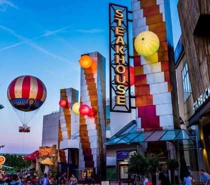 Geniet van een heerlijke maaltijd in Disney Village